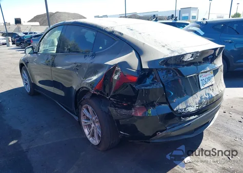 2023 Tesla Model Y Awd/Long Range Dual Motor All-Wheel Drive z USA, uszkodzony, nr VIN 7SAYGDEE4PA137965